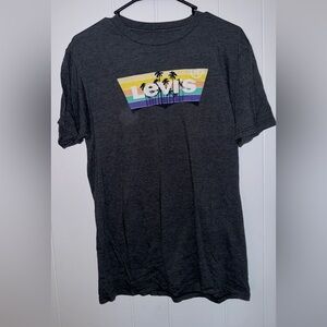 Women’s medium graphic tee Levi’s